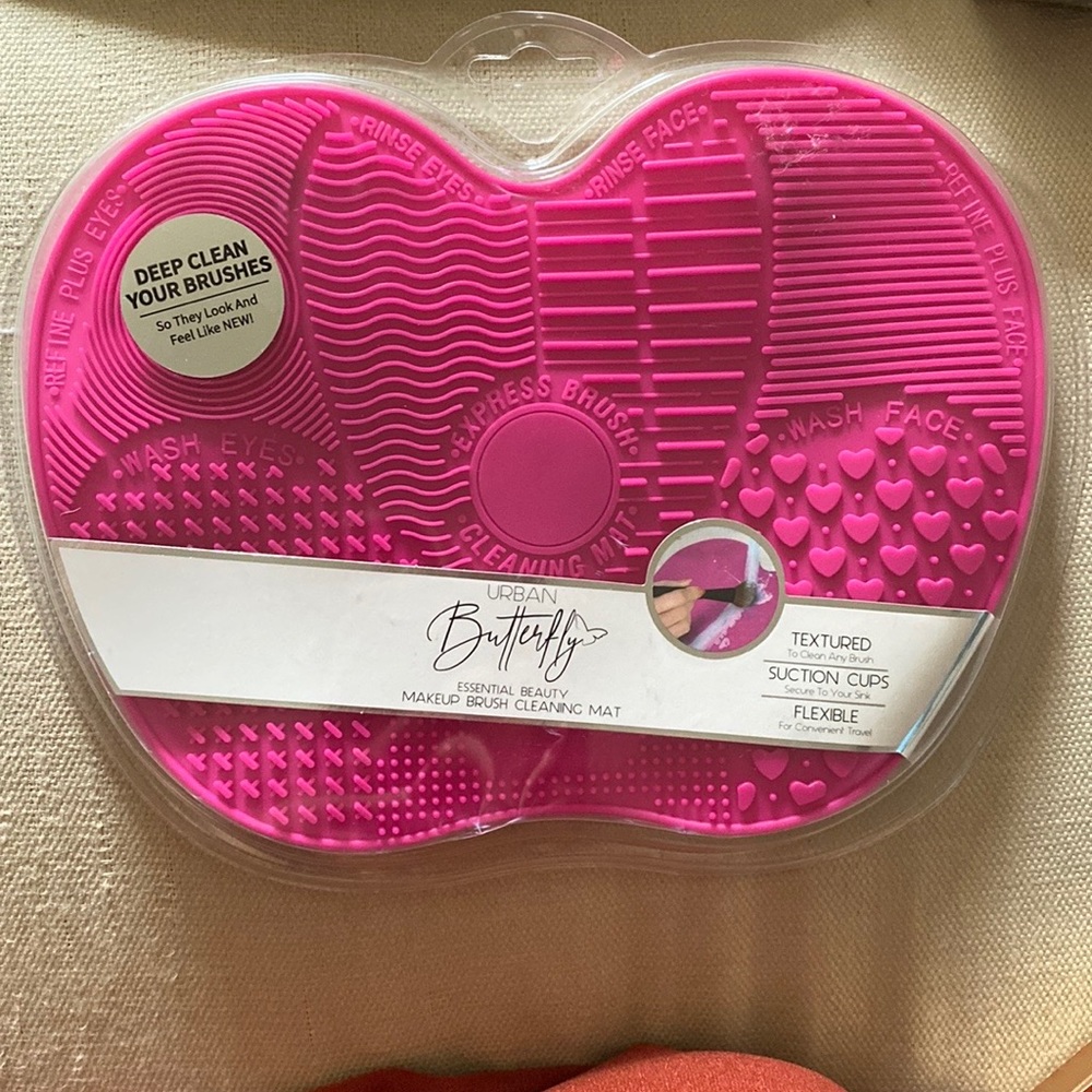 Makeup brush cleaning suction mat